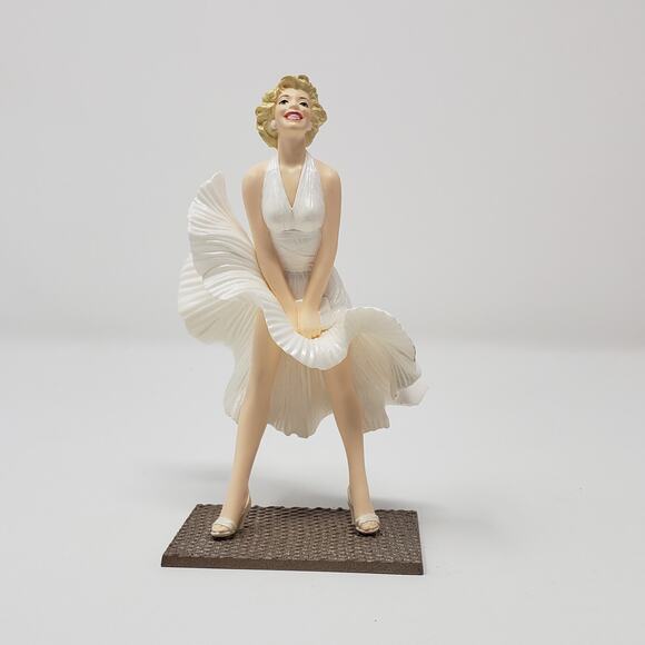 1998 Hallmark Marilyn Monroe #2 Handcrafted Keepsake Holiday Christmas Ornament - Picture 3 of 10
